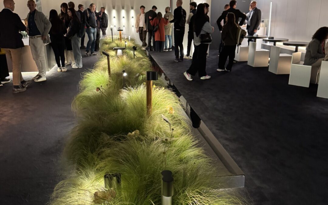 Luce&Light Exhibits Teak Posts and Framing Projectors at Euroluce