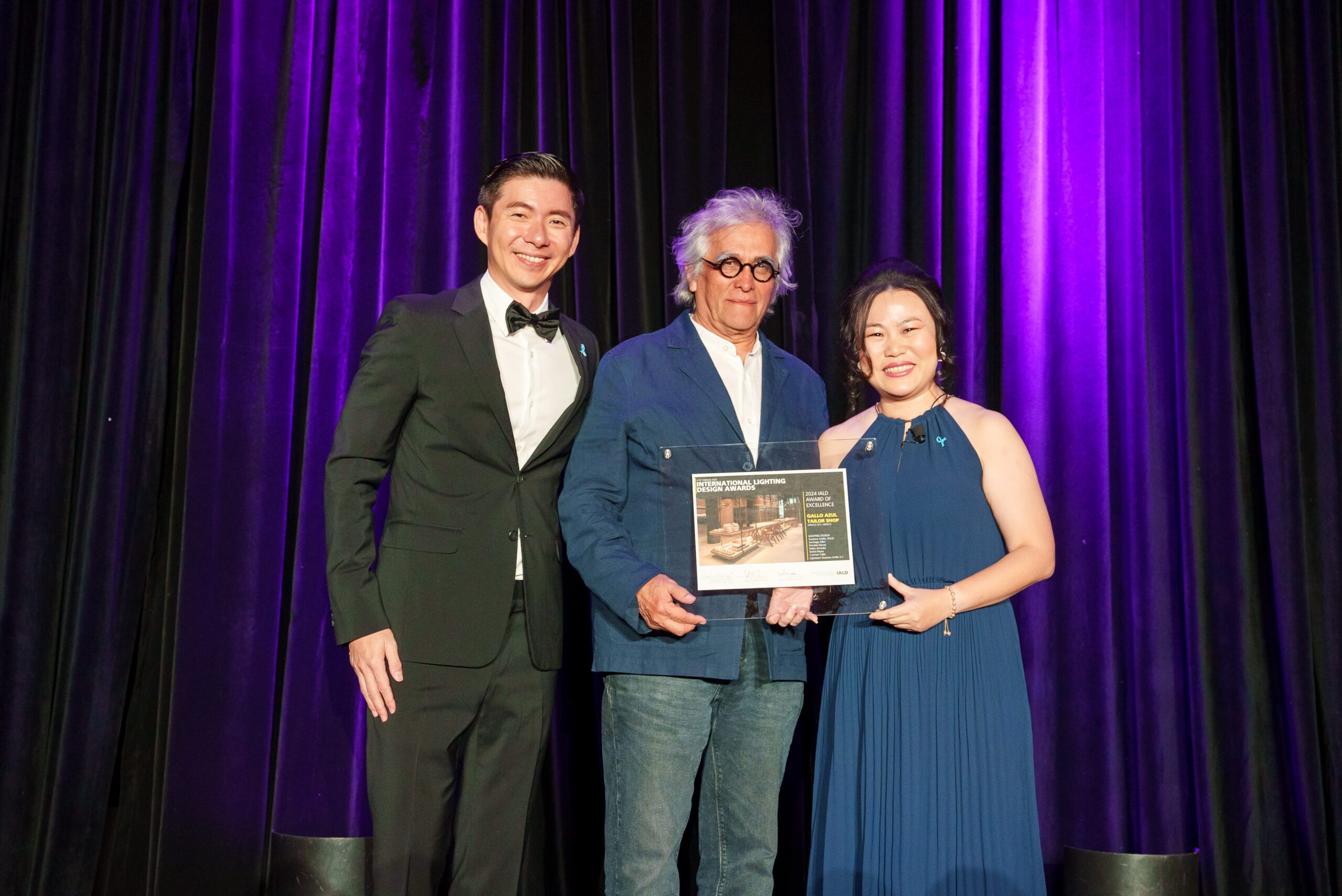 Gustavo Aviles receives an Award of Excellence at the IALD Enlighten Americas Conference.