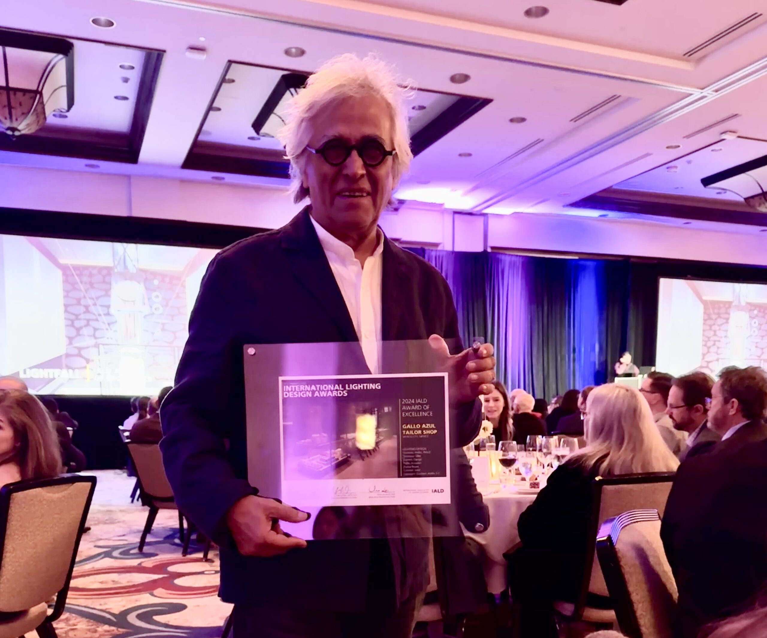 Gustavo Avilés Receives Award for Gallo Azul Lighting Design